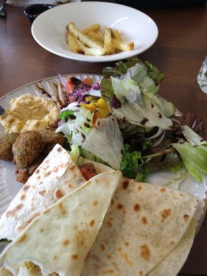 Falafel brunch en frietjes op de achtergrond at Cafe Vege Bakery in Gyeongju