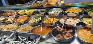 Good variety at Unicuz Vegetarian 宏缘素食 - Clementi in West Singapore