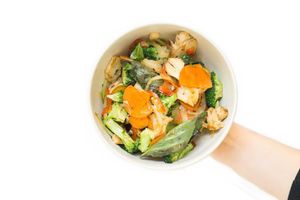 EVERYDAY EAT RIGHT: Thai Basil, brown rice, ABF Chicken, onions, broccoli, peppers, carrots at Brightwok Kitchen - The Loop in Chicago