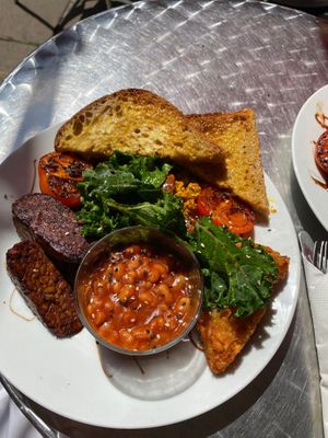A full vegan (served until 12:00) - tempeh, beans, toast, hashbrowns, scrambled tofu, kale, mushrooms and tomatoes - YUM at Bailgate Deli in Lincoln