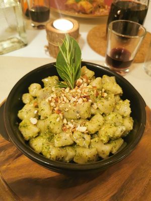Gnocchi Di patate con Pesto Di basilico alle mandorle e limone €10,- at ErbOsteria in Trieste