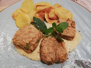 Sformatini di zucchine e cannellini su crema di porri e chips di patate at ErbOsteria in Trieste