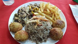 Arroz com lentilhas, falafel, berinjela de forno e batatas fritas at Abudi in Sao Paulo