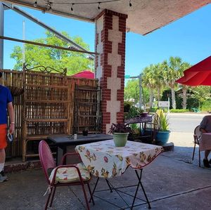 Cute little outdoor seating area at Bambi's Country Farm Market in High Springs