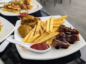 Alitas (wings) with half honey mustard and half BBQ sauce at Fratello Vegan in Cuenca