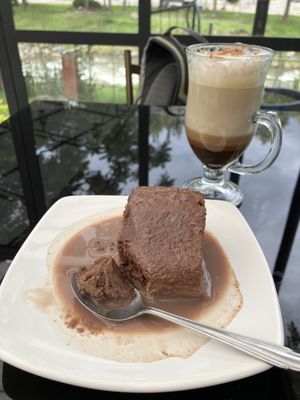 Chocolate cake and cappuccino for a dessert tan rico! #Veganuary at Fratello Vegan in Cuenca