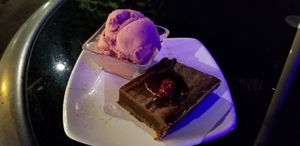 Strawberry Icecream with brownie at Fratello Vegan in Cuenca
