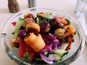 Lunch menu: Tsukunepyörykkäsalaatti (or something like that 🙃 basically it was a salad with those chickpea-balls that were really tasty) at Beans&more in Jyvaskyla
