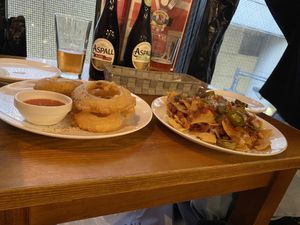 Cider, onion rings and nachos   at Hobgoblin - Shibuya in Tokyo