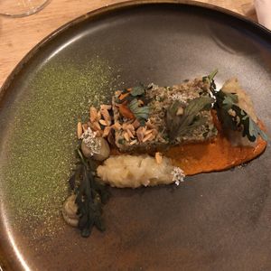 Hollandse quinoa aangemaakt met een dressing van wilde peen, compote van venkel, crème van aubergine, romesco en bloemen van wilde peen. at Morris and Bella in Amsterdam