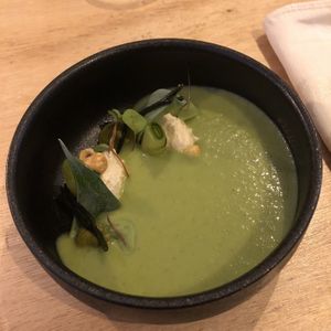 Koude soep van komkommer met zuring, gemarineerde komkommer, crème van zee-eikwier, geroosterde hazelnoot en oesterblad. at Morris and Bella in Amsterdam