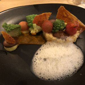 Gekonfijte aardappel met geblancheerde romanesco, tomaat mole met chocolade, gerookte tomaat uit Osdorp en schuim van knoflook. at Morris and Bella in Amsterdam