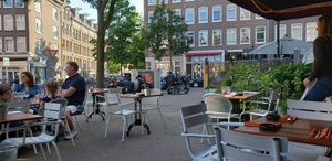 Outdoor seating at Morris and Bella in Amsterdam
