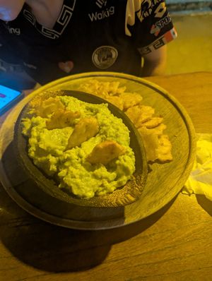 Patacones with (a lot!!!) of guacamole at Luz de Mar in Rurrenabaque