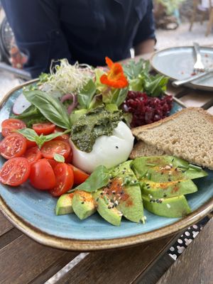 Mozzarela and vegetables with avocado  at S'Hortet in Mallorca