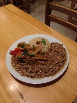 entrée of black-eyed peas, seitan stir-fry and rice, came with a fresh salad with avocado and a drink for 9 soles. at Abdiel Vegan in Lima