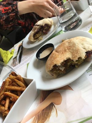 Sandwich falafels, accompagné de frittes maison et sauce tahina 🥰  at Tahina in Tours