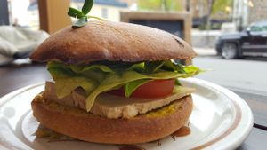 Délicieux burger végé avec pain brioché at Les Gourmandises Louca  in Quebec