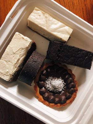 Gâteau au citron, gâteau aux carottes, brownies, rouleau de cacao et coco et tartelette au chocolat ! at Les Gourmandises Louca  in Quebec