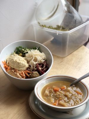 Bol gourmand et soupe du jour, délicieux 🥰😋 at Les Gourmandises Louca  in Quebec