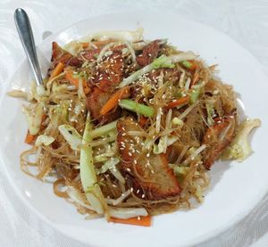 Fried Taiwan rice noodle with vegetarian BBQ pork in supreme soy sauce 豉油皇素叉燒炒新竹米粉 at Tong De Veggie 同德素食 in Kowloon