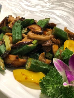 Stir fry okra and mushroom with teriyaki sauce at Tong De Veggie 同德素食 in Kowloon