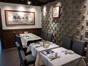 Interior of the restaurant at Tong De Veggie 同德素食 in Kowloon