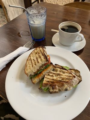 Hummus-Sandwich, Ananassaft und Café Americano  at El Cafe in Havana