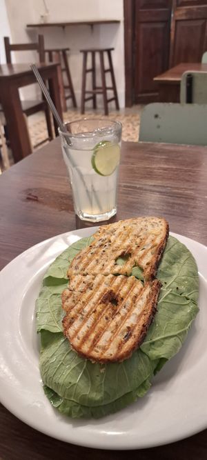Sanduíche vegano de hummus, vegetales y salsa picante at El Cafe in Havana