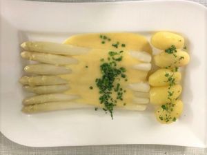 Spargel mit veganer Sauce Hollandaise at Hotel Gasthaus and Restaurant zur Post in Klotten