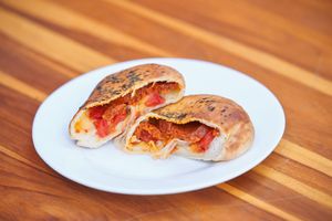 Calabresito: Salgado recheado com nossa calabresa a base de feijão carioca, cebola e tomate. Levemente apimentado. Aproximadamente 130g. at Padoca Vegan in Sao Paulo