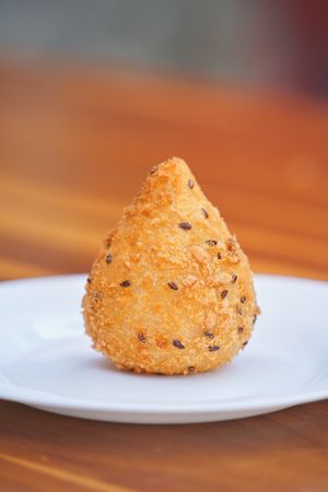 Coxinha frita feito com massa de batata e recheada com sabores diferentes. Aproximadamente 110g . 
Sabores:
- Palmito
- Shimeji
- Jaca com Cajupiry
- Frango vegetal com Cajupi at Padoca Vegan in Sao Paulo