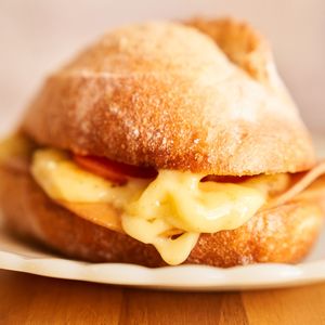 Sanduíche de Mortadela: O clássico paulistano não pode faltar. Mortadela de soja, queijo de batata e tomate seco no nosso pão francês. Aproximadamente 200g. at Padoca Vegan in Sao Paulo