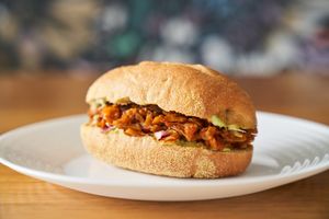 Jaca Louca: Carne de jaca com molho defumado, vinagrete de repolho com molho de amendoim e maionese no nosso pão francês. Aproximadamente 240g  at Padoca Vegan in Sao Paulo