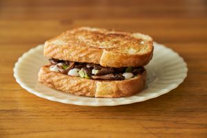 Tostex de Shimeji: Shimeji com cream cheese culinário no nosso pão de forma.  Aproximadamente 240g. at Padoca Vegan in Sao Paulo
