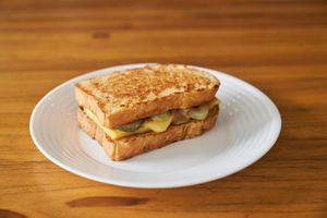 Tostex Queijo Quente: Queijo de batata, picles e mostarda no nosso pão de forma. Aproximadamente 240g.  at Padoca Vegan in Sao Paulo