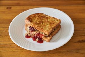 Tostex Peanut Butter & Jelly: Manteiga de amendoim e geleia de morango no pão de forma. Aproximadamente 240g. 
 at Padoca Vegan in Sao Paulo