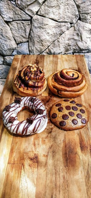 Nossos doces: Roll de Ferrero Rocher, Roll de Canela, Donut de Cookies `n`Cream ou de Paçoca e Cookie de Gotas de Chocolate at Padoca Vegan in Sao Paulo