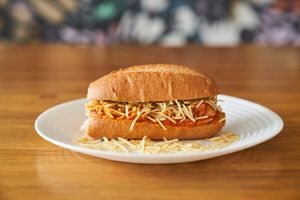 Hotdog: Salsicha de soja com molho da casa e batata palha no nosso pão francês ou pão de Hotdog. Aproximadamente 240g. 
 at Padoca Vegan in Sao Paulo