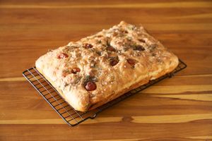Focaccia de tomatinhos: Focaccia de fermentação natural com tomatinhos e alecrim. Deliciosa pra comer com pastinhas, pra fazer um lanche ou até pra comer sozinha. Aprox. 550g at Padoca Vegan in Sao Paulo