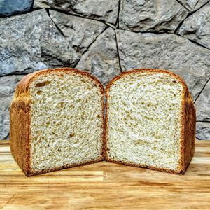 Pão de Forma: Não vem fatiado, assim você pode escolher uma fatia fininha pra fazer um lanche ou uma grossa pra fazer aquele toast. Pode ser congelado. Aproximadamente 500g .  at Padoca Vegan in Sao Paulo