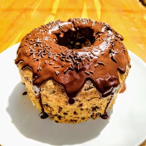 Bolo Formigueiro: Bolo de vó, daqueles com furo no meio, massa branca com granulado e cobertura de chocolate preto. Aprox. 625g
 at Padoca Vegan in Sao Paulo