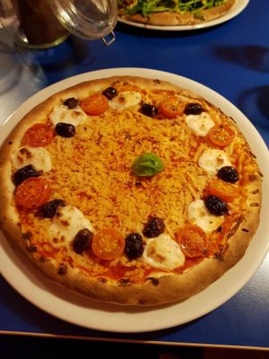 vegan classic pizza with added olives at Mastino V in Amsterdam