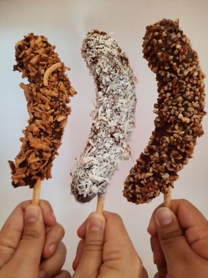 Chocobananas de coco tostado, coco natural y nuez pecana at Vegan Parad-ice in Cruz De Huanacaxtle