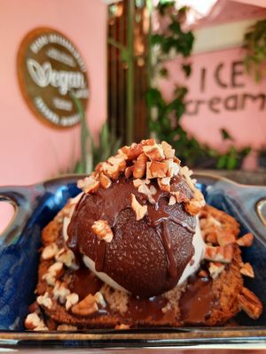 Volcano Cacao. Un brownie de base bañado de chocolate caliente y con una bola de helado, en este caso sabor chai y bañado de más chocolate y topping de nuez, el munchies perfect at Vegan Parad-ice in Cruz De Huanacaxtle