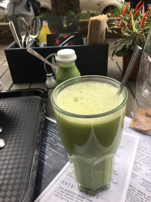 Matcha Latte,lecker at Attila Hildmann Organic Snackbar I in Berlin