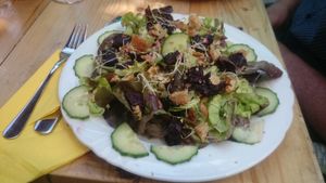 Maaltijd salade met seizoensgroenten en nootjes en zaden at Imagine in Middelburg