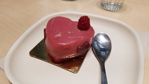 Raspberry and vanilla cake at Laelo in Paris