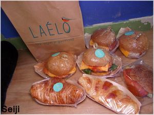 Burgers et croissant sandwichs (à emporter) at Laelo in Paris