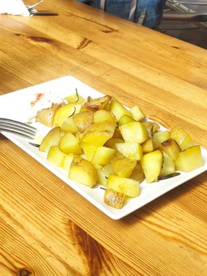 Patatas con alioli vegano at La Raposa del Poble Sec in Barcelona